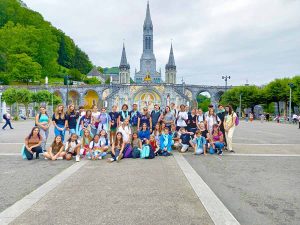 groupe pelerins à Lourdes 