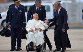 pape en fauteuil roulant